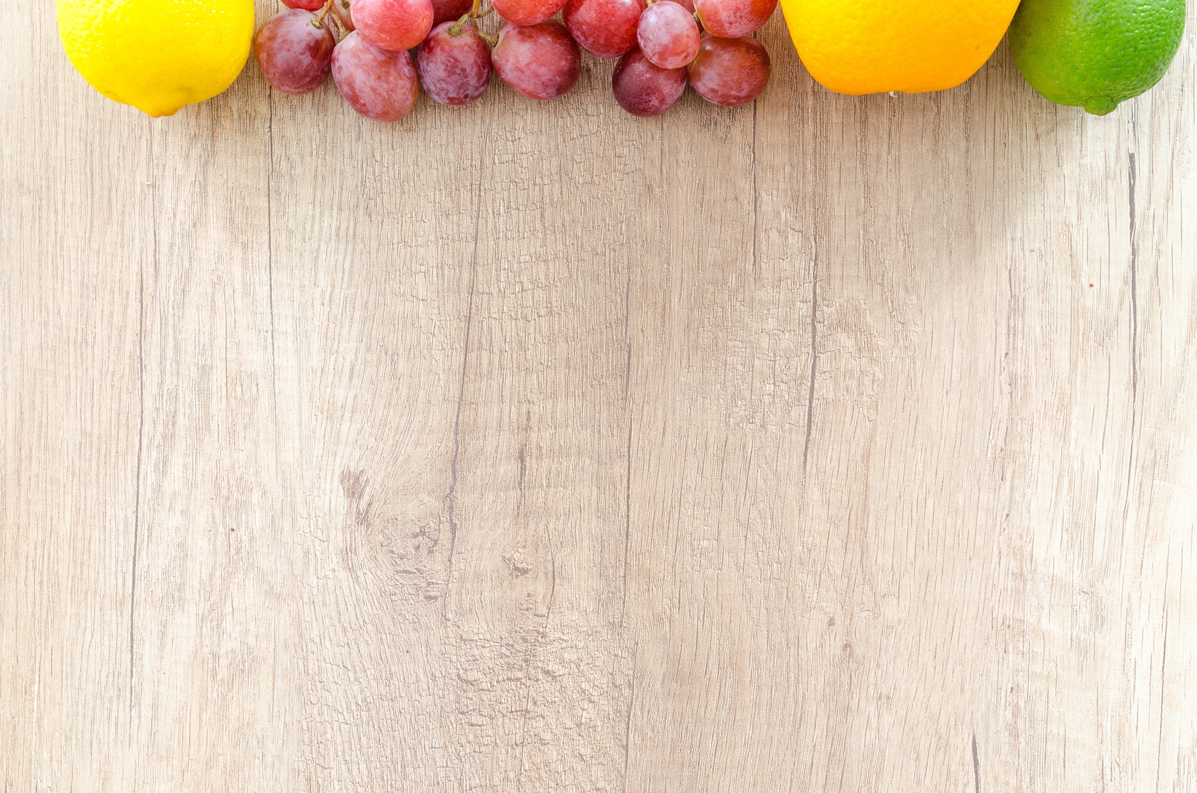 Una mesa de madera con frutas arriba